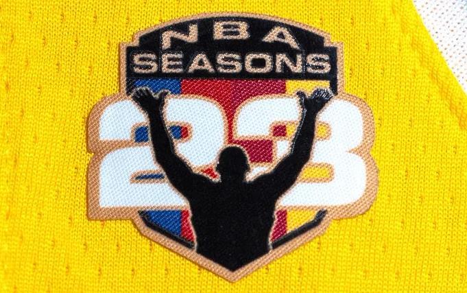 九游博彩平台-这是要退役了吗？詹姆斯将在剩余比赛中佩戴纪念臂章！